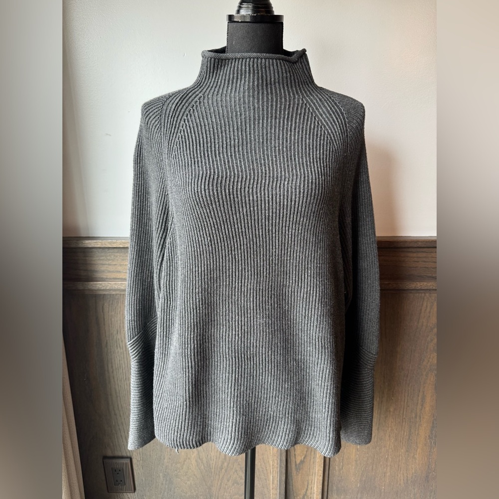 Elie Tahari women’s knit mock dark grey neck sweater EUC Large